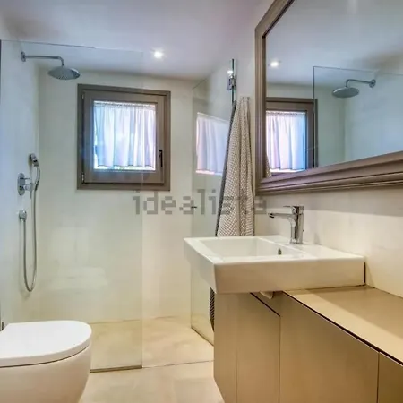 De Diseno Moderno Con Piscina